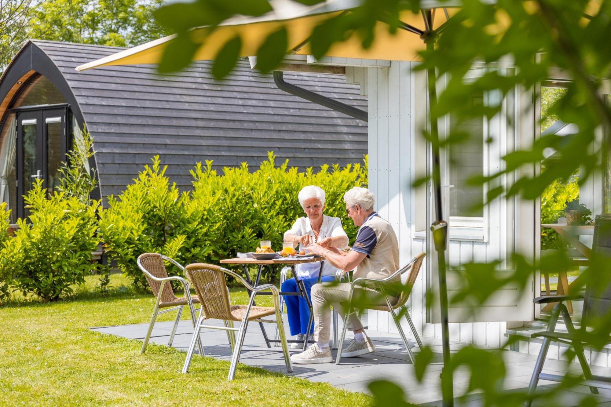 Chalet Met Loft - Vakantiepark De Schreiershoek Dokkum Kültér fotó